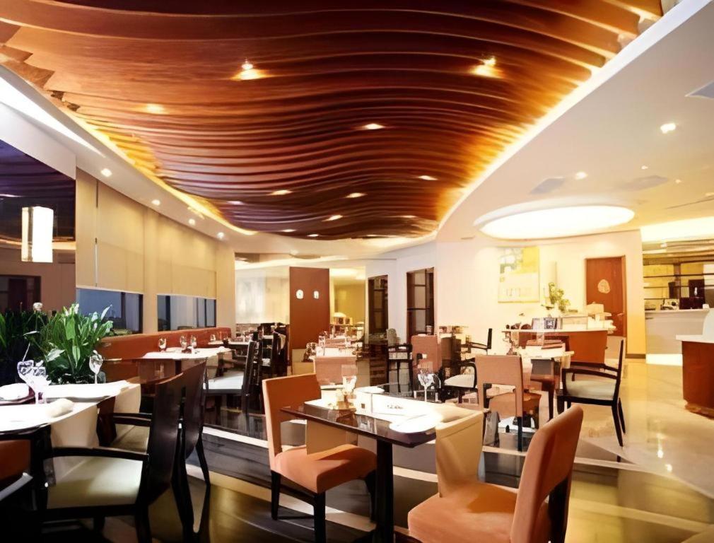 Ramada By Wyndham Wujiaochang Hotel